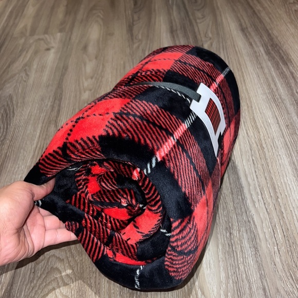 victoria secret plaid sherpa blanket - Picture 4 of 4
